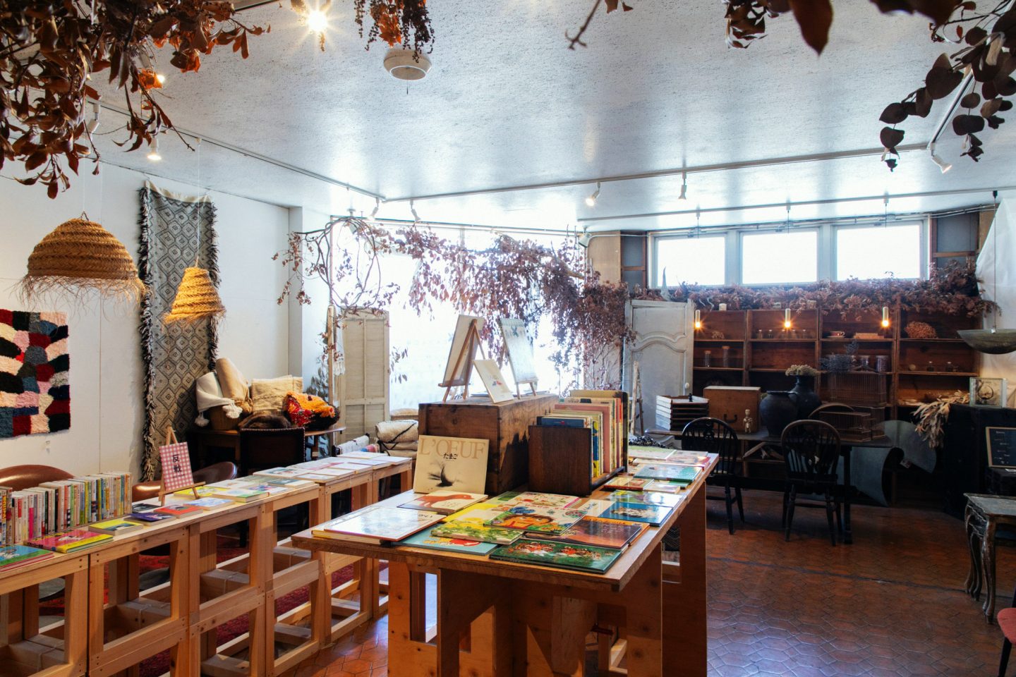 静岡県磐田市の花店〈nest〉の一角に並ぶ書店〈古本屋かえりみち〉による古本コーナー