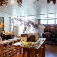 静岡県磐田市の花店〈nest〉の一角に並ぶ書店〈古本屋かえりみち〉による古本コーナー